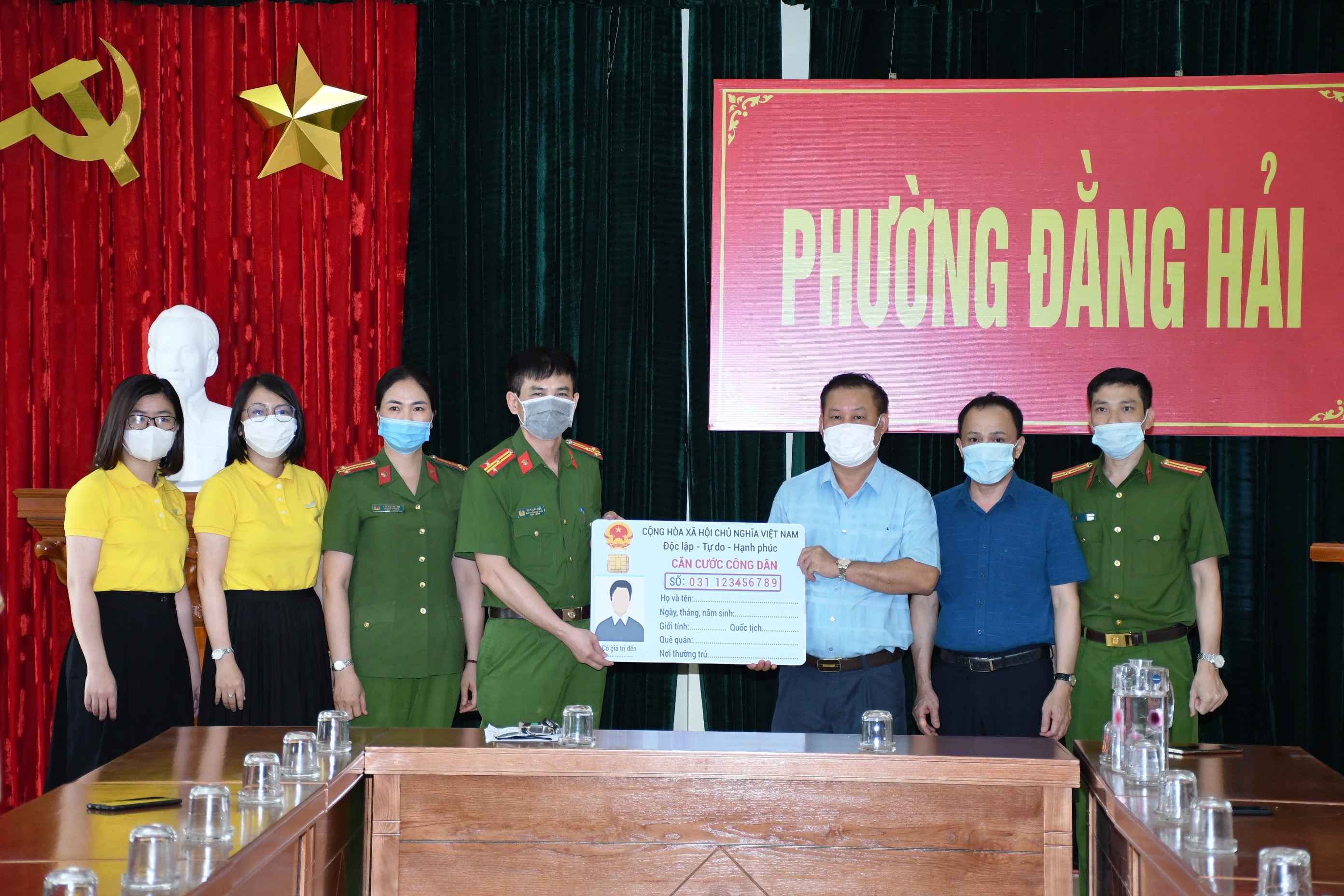 Công an quận Hải An bàn giao 9.489 thẻ CCCD gắn chíp điện tử